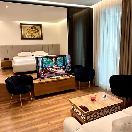 Luxury Near & Grand Park * 티라나