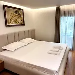Luxury Near & Grand Park 티라나