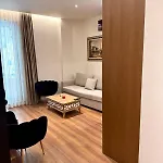 Luxury Near & Grand Park 티라나