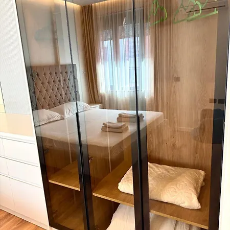 Luxury Near & Grand Park アパート ティラナ