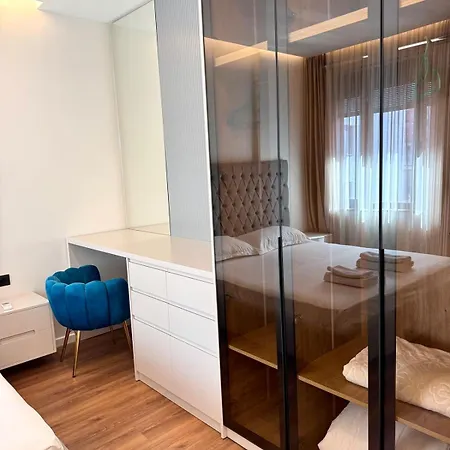 アパート Luxury Near & Grand Park ティラナ