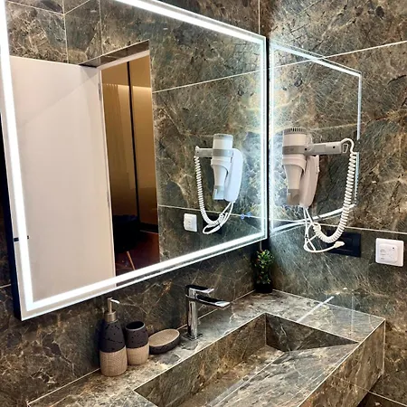 Luxury Near & Grand Park アパート ティラナ