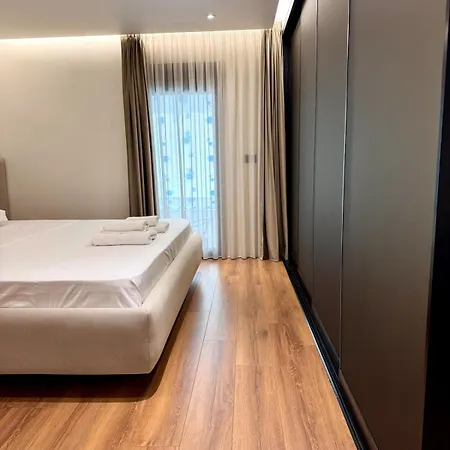 Luxury Near & Grand Park アパート