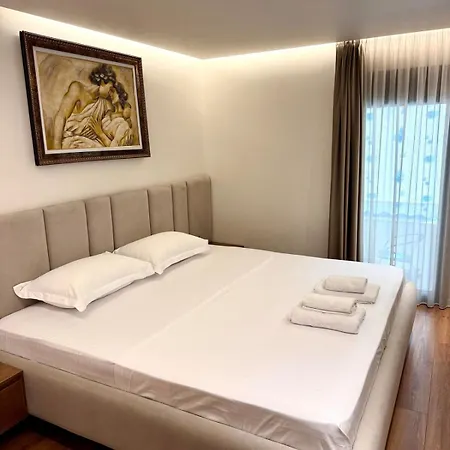 Luxury Near & Grand Park ティラナ