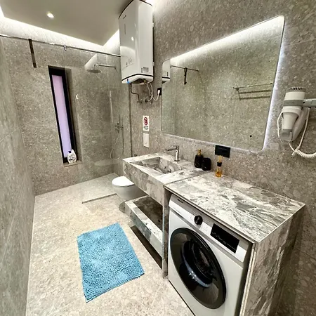 アパート Luxury Near & Grand Park ティラナ