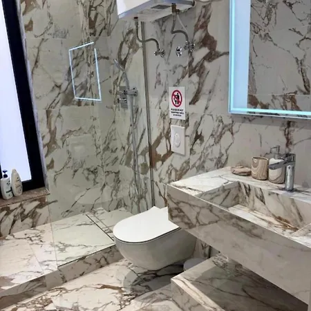 アパート Luxury Near & Grand Park ティラナ