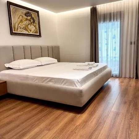 Luxury Near & Grand Park 티라나